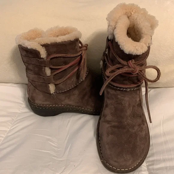 UGG Suede Boots, Leather Laces, Shearling Lined, Moccasin Style, Excellent Shape - Picture 2 of 11